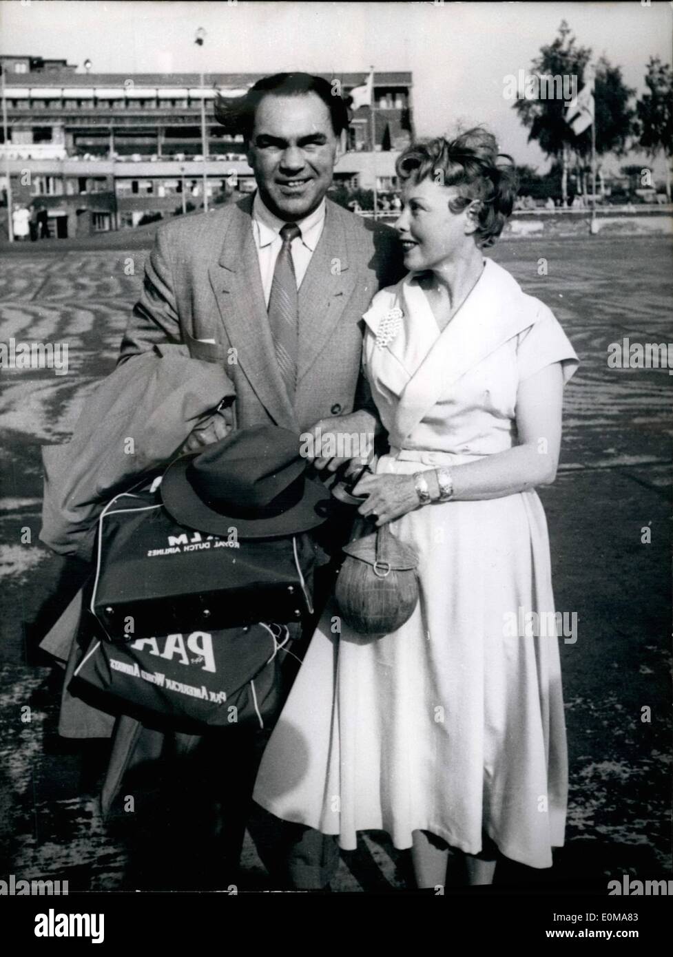 5. Mai 1954 - zurück aus USA: Max Schmeling am Freitag zurück nach Deutschland aus den USA zurück und begrüßt wurde er von seiner Frau Anny Ondra am Flughafen Hamburg-Fihlsbuettel. Er war in USA nicht nur als Schiedsrichter in der Boxkampf zwischen dem deutschen Hans Stretz und der amerikanischen Kilgore in Milwaukee, USA, die die deutschen gewonnen, aber Schmeling traf auch viele seiner alten Freunde wie Joe Louis. Stockfoto