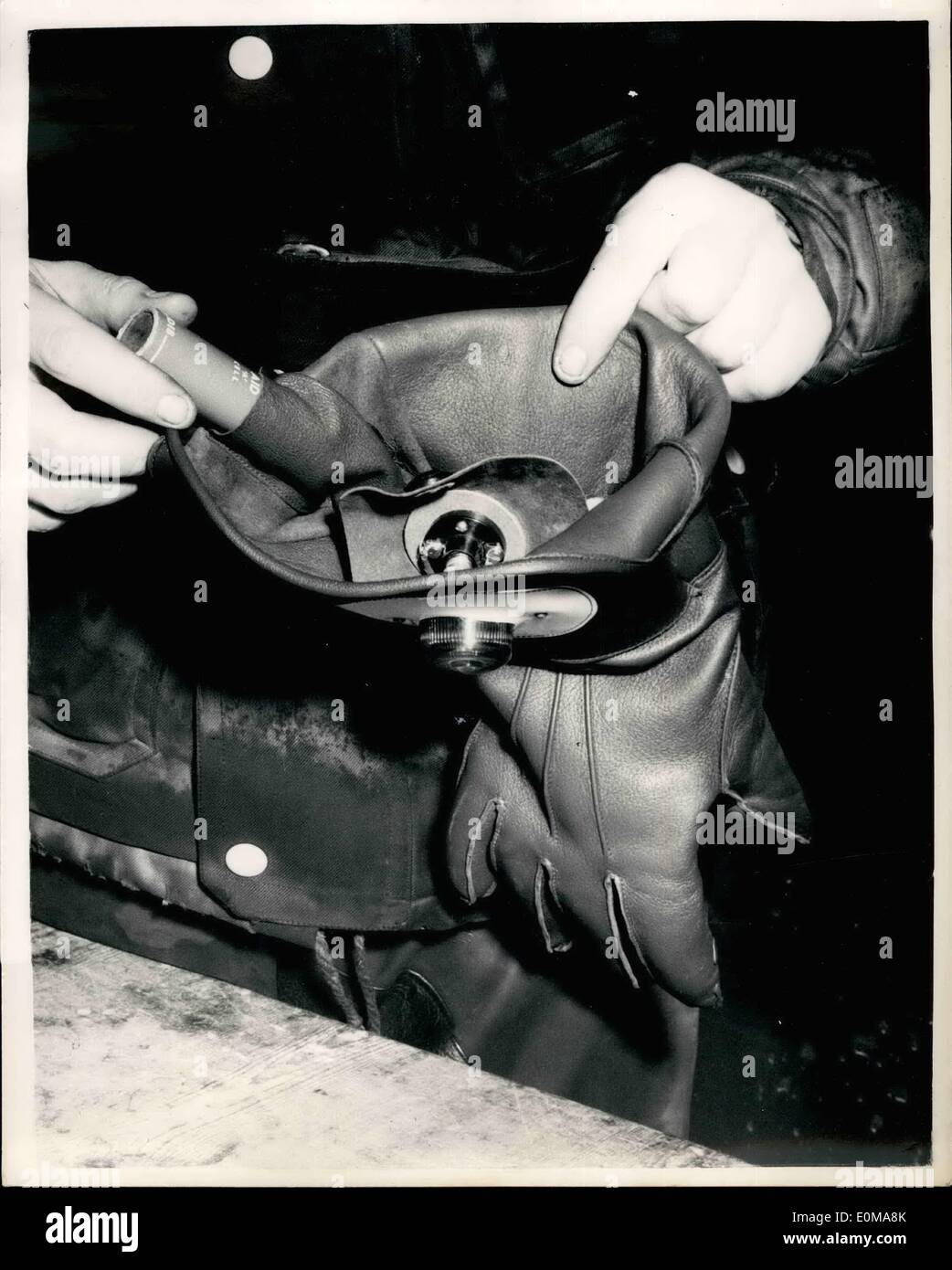 5. Mai 1954 - neue Straße-Schutzhandschuh. Eine Straße-Schutzhandschuh mit einem Licht in die richtige Band-Handschuh hat Bohne do.igaed, so dass Motorradfahrer-Band-Signale in der Nacht gesehen werden können. Eine e-Mail, Lampe leuchtet Kontakt zwischen der Spitze von Daumen und Zeigefinger. Eine kleine Batterie, dauert etwa 2-3 Münder verbirgt sich in den Handschuh und kann ersetzte Tarif Gebühr Pence. Der Handschuh ist als Patentedtg den Machern, L & R. Geld, Ltd, der-Woreestivi,'' und die Handschuhe sind an FSME führenden Automobilclubs Behörden für ihre Kommentare gesendet werden. Sie Kosten ca. 03.15.0 ein paar Stockfoto