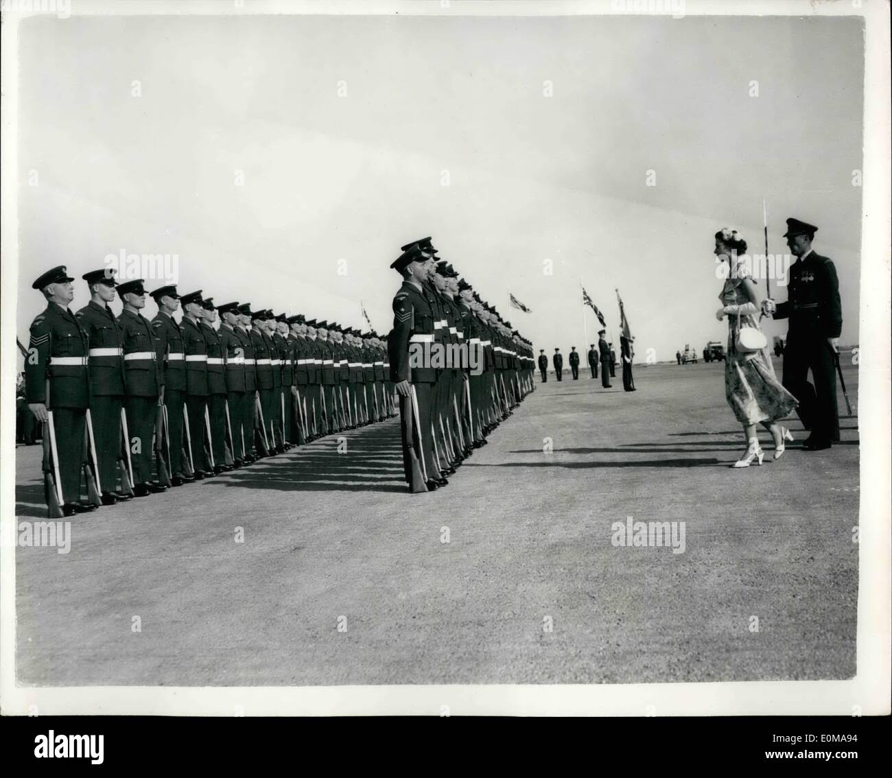 5. Mai 1954 - die Königin und der Duke Reunited mit Kindern: HM The Queen und der Duke of Edinburgh kamen bei Tobruk wurden - nach fünf Monaten - mit ihren Kindern, Prinz Charles und Anne Prinzen, im Ausland die Royal Yacht Britannia vereint. Das Königspaar landete am Flughafen von EL ADem, Lybien, nach frühstücken am Flughafen, den Sie die 18 Meile Autoreise Inspektion ein Guard begannen of Honour, nach Ankunft am Flughafen von El Adam. Stockfoto