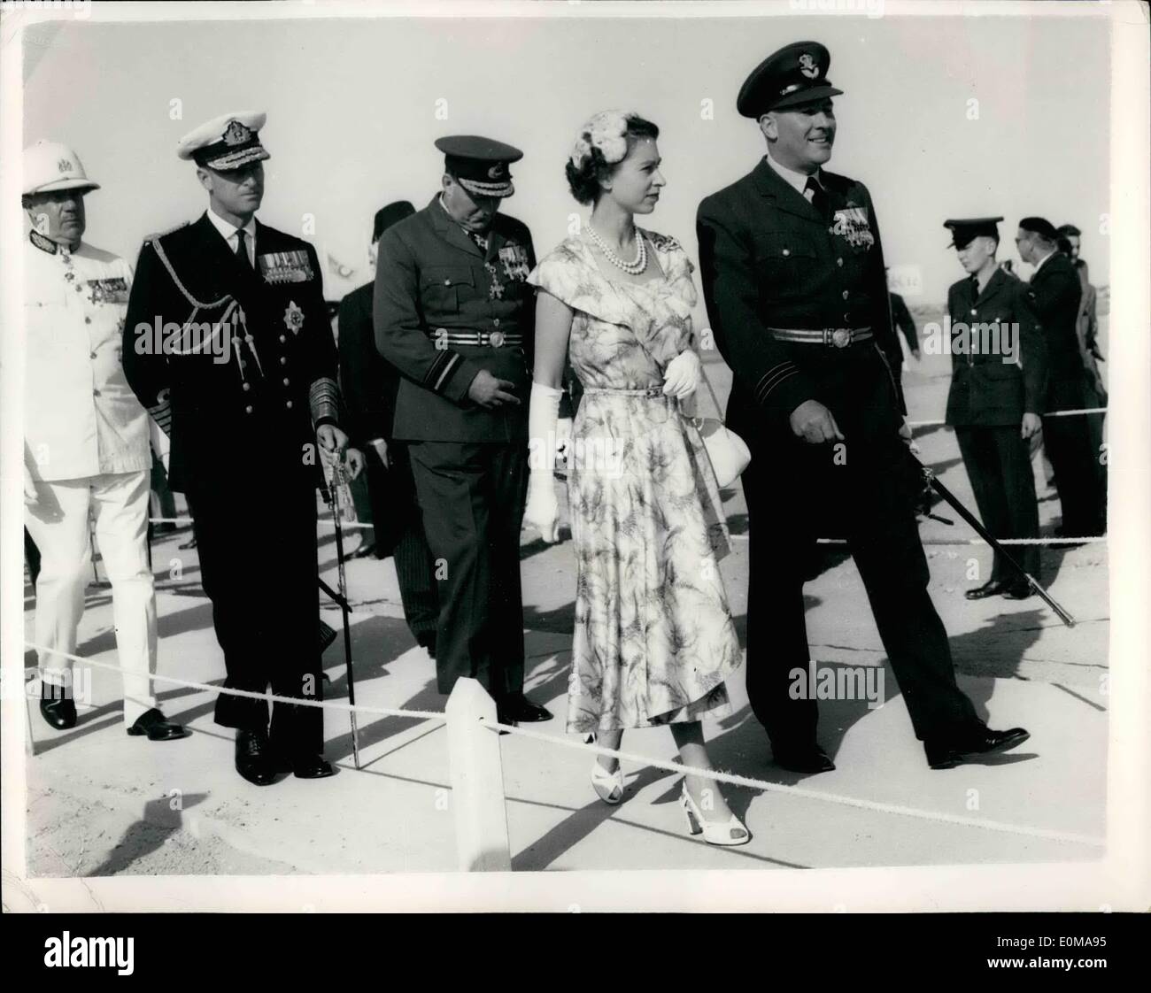 5. Mai 1954 - The Queen und The Duke kehrte mit Kindern: H.M Queen und The Duke of Edinburgh bei Tobruk angekommen und waren wieder vereint - nach fünf Monaten - mit ihren Kindern, Prinz Charles und Prinzessin Anne, an Bord der Royal Yacht Britannia. Das Königspaar landete am Flughafen von El Adem, Lybien, und nach frühstücken am Flughafen begannen sie die 18-Meile Auto Reise nach Tobruk. Bild zeigt: Die Königin und der Herzog von Edinburgh, nach der Landung am Flughafen El Adem gesehen. Stockfoto