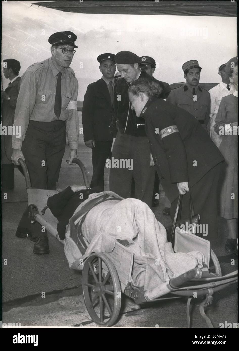 5. Mai 1954 - 108 Flüchtlinge aus China kommen in Genf: eine kranke Frau auf einer Bahre auf Übergabe am Flughafen Genf Stockfoto