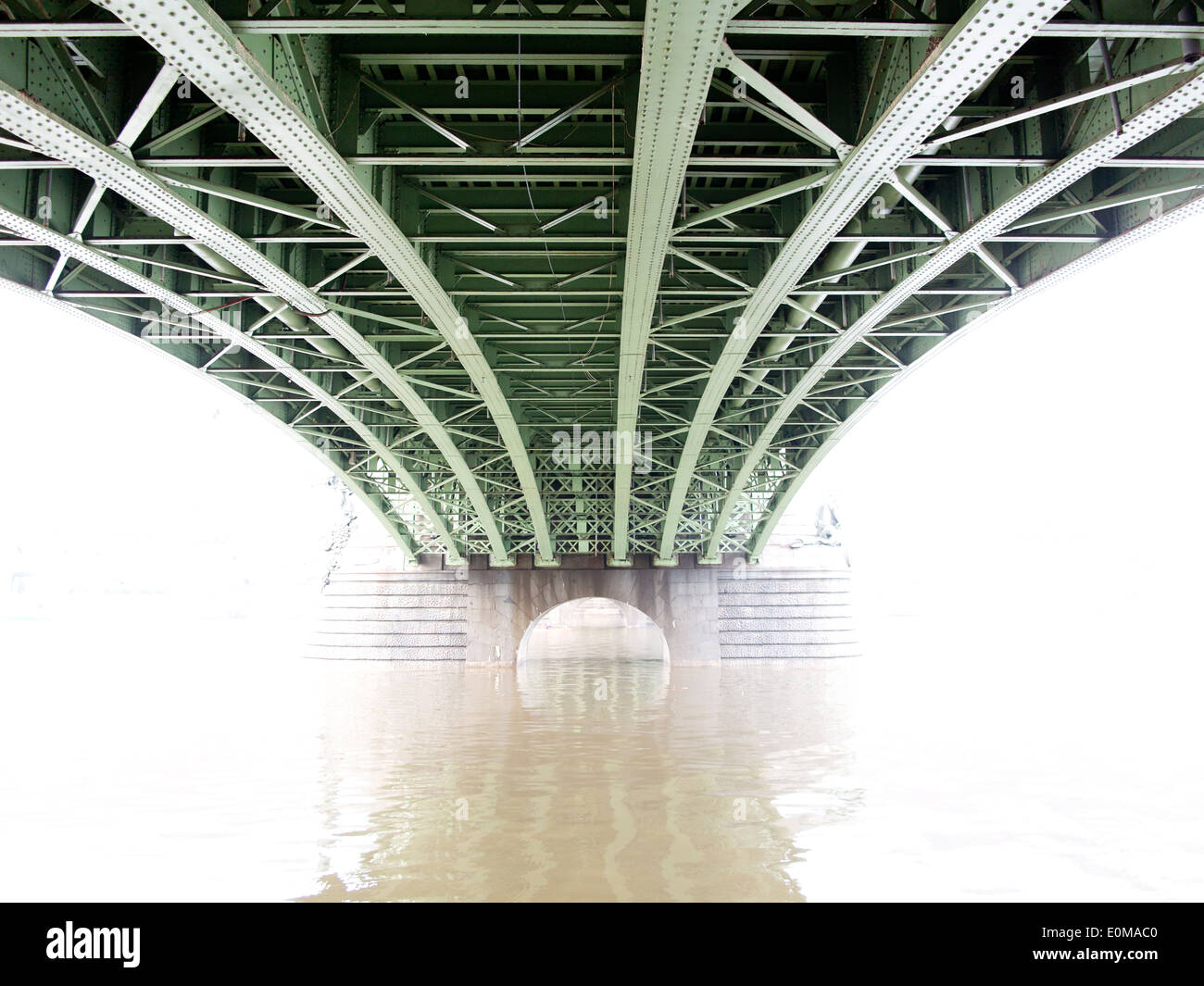 unter der Brücke im Nebel - Brücke Struktur Stockfoto