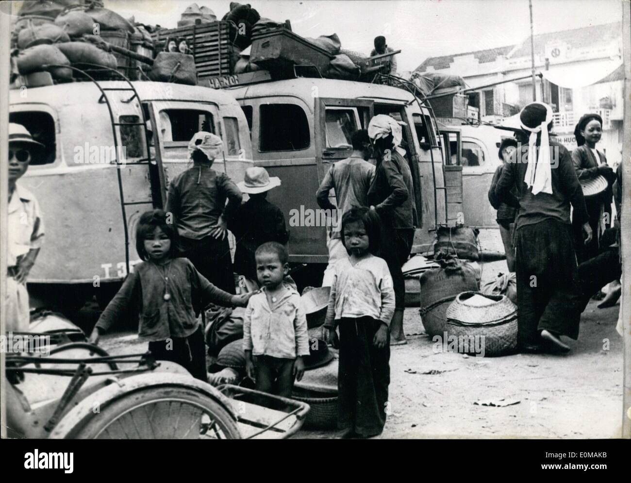 Jan. 07, 1954 - von Native Exodus als französische Truppen wi: die einheimische Bevölkerung von Nam Dinh, südlichen Delta, Entlüften der Stadt als französischer und vietnamesischer Truppen entlang der Autobahn Hanoi-Haiphong zurückziehen. Stockfoto
