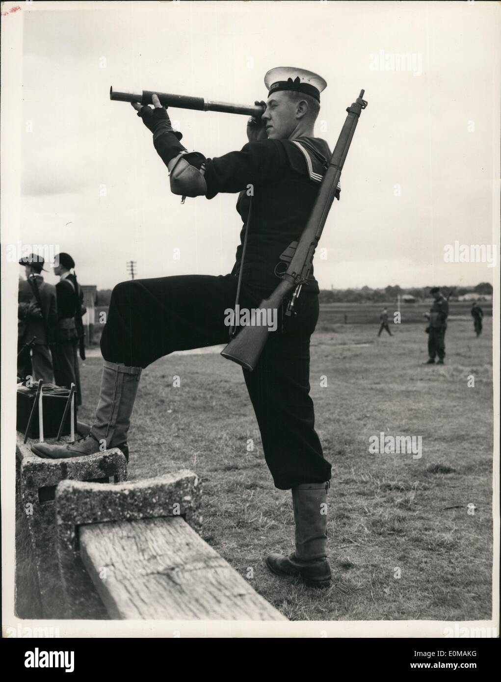 7. Juli 1954 - nationale Gewehr-Verbindung des 85., Jahrestagung bei Bisley: Foto zeigt gewöhnlichen Seemann Tony Sadler, von Sheringham, Norfolk, der in der Navy-Team hat ein Ziel für seine Kollegen im Dienst Gewehr Wettbewerb '' Kinnaird'' Schmierblutungen. Stockfoto