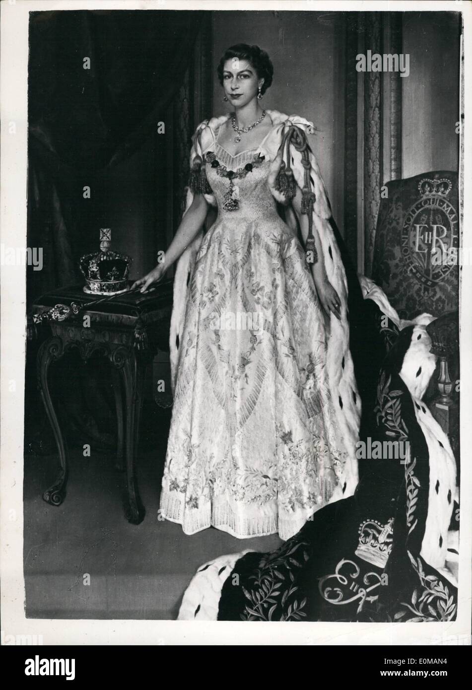 5. Mai 1954 - Staat Porträt von HM Königin Elizabeth II von James Gunn A.R.A gemalt und in der Sommer-Ausstellung der Royal Academy 1954 ausgestellt. Stockfoto