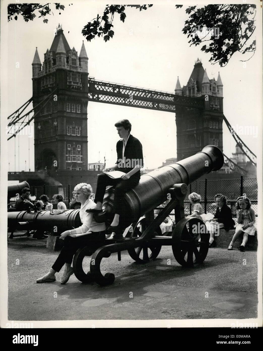 5. Mai 1954 - freien künstlerischen Unterricht. Die Tower Bridge als Hintergrund: Foto zeigt Tower Bridge macht einen einzigartigen Hintergrund für Miss Jose Buchan (16) aus Loughton- und Schüler von Walthamstow - Kunstschule - wie sie eine alte Kanone in Tower Gardens als ihr Studio verwenden. Stockfoto