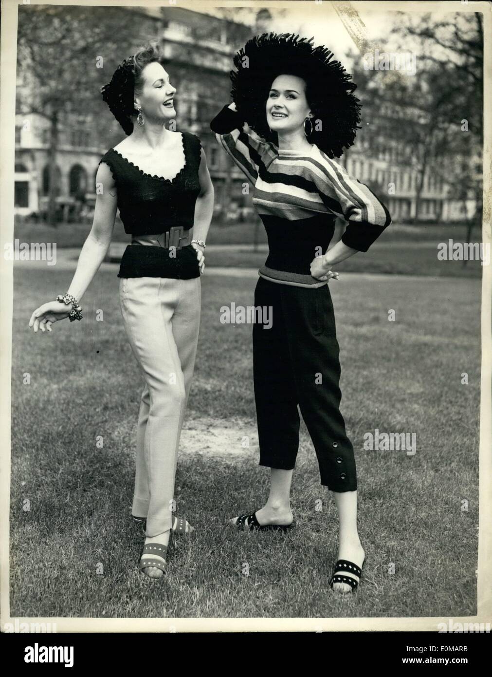 5. Mai 1954 - Crepella'' Mode auf Show.: eine Anzeige von Kleidung aus '' Crepella '', eine einzigartige Krepp Hand stricken Garn, gestrickt aus Viskose hergestellt und Acetat in mehrere ausgefallene Verdrehen von britischen Depa Crepes Ltd verarbeitet und vertrieben sie von c.b. Wolle (Manchester Ltd, wurden heute in London gezeigt). Die Kleidung heute gezeigt wurden speziell von Maureen Evans in Verbindung mit Rosalind Anthony entwickelt. Foto zeigt (L, R): '' Slack Moments'' - kausale Jersey mit den neuen langen Blick in dunkelblau '' Crepella''. Breite v-Ausschnitt mit Wellenschliff, die an den Ärmeln wiederholt wird abgeholt Stockfoto