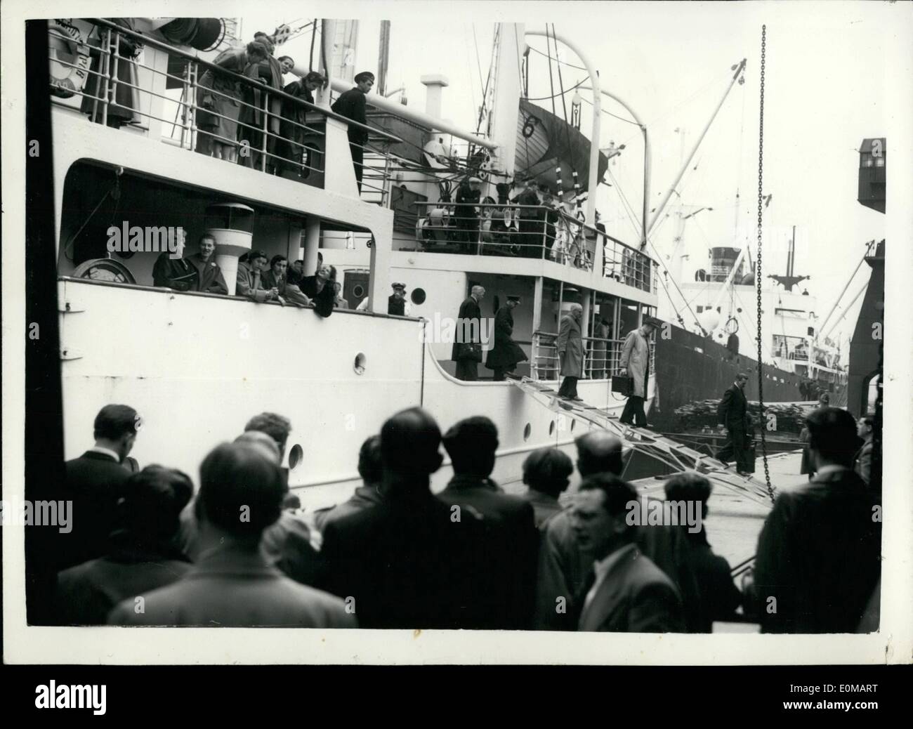 5. Mai 1954 - russische Frachtschiff anschickt, London zu verlassen aber ausgestoßen '' verhaftet '' Diplomaten können an Bord sein.: die russische Fracht Passagierschiff '' Helogstrov'', die bei der Surrey Commercial Docks Anfang dieser Woche bereit angekommen, heute wieder mit an Bord, es zu verlassen wird gedacht, die zwei russischen beimisst, die '' für Spionage vertrieben worden sind". Das Schiff war '' Arrested'' durch eine Admiralität Marschalls Offiziere, die an Bord ging und einen Haftbefehl für den Schiffsmast befestigt Stockfoto