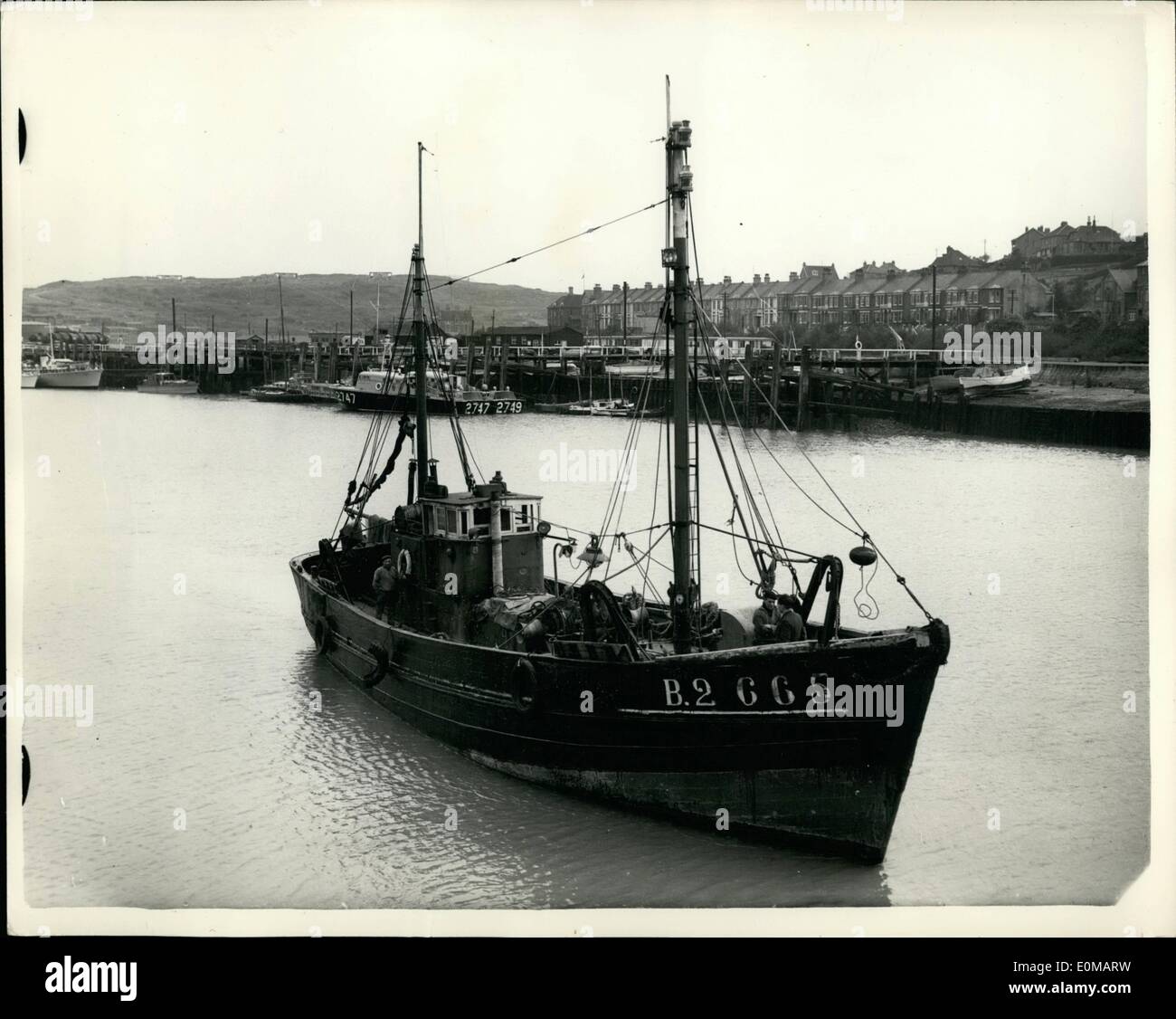 05. Mai 1954 - Französische Wilderei Trawler im Hafen von Newhaven.: Das britische Kriegsschiff H.M.S. Ein Fischerboot - an Bord der französischen Fischfangtawler B.2. 665 - die ''en Avant'' - als sie gefunden wurde, innerhalb der drei Meilen Grenze zu fischen und auch festgestellt, dass die cew waren Netze mit einem kleineren Netz als die drei Zoll erlaubt durch internationale Vereinbarung. Am speziellen Lewes Court- der Kapitän Rene Bonvoisin wurde mit &Pfund;10 - mit &Pfund;10 Kosten bestraft und ließ seine Ausrüstung konfiszieren Stockfoto