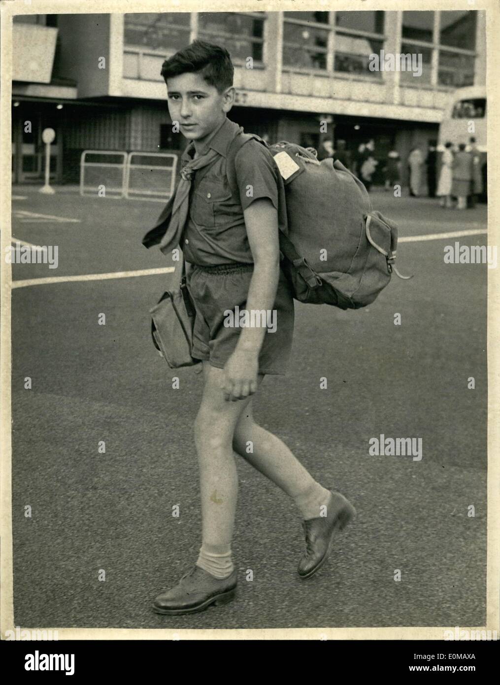 7. Juli 1954 - 15 - jährigen Jungen aus Jugoslawien eingeladen zu Scout Jamboree: Jurica Liebhardt, 12 Jahre alten Jungen aus Zagreb, Jugoslawien Wote an die jungen Pfadfinder zentrale Fragen, ob er den Pfadfindern beitreten könnten. Da gibt es keine Pfadfinder-Bewegung in Jugoslawien wurde er International Jamboree eingeladen, die dieses Wochenende in Torquay für 3000 Pfadfinder aus allen Ländern öffnet. Jurica kamen allein am Flughafen London heute Abend aus Jugoslawien. Foto zeigt Jurica LIebhadt, gesehen am Waterloo Air Terminal heute Abend - nach seiner Ankunft vom Flughafen London. Stockfoto