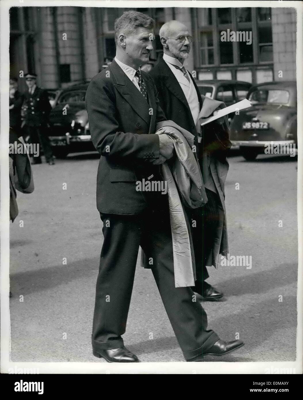 7. Juli 1954 - BRIGADIER SIR JOHN jagen erhält ehrenamtliche Grad am MARISCHAL COLLEGE Aberdeen Foto zeigt:-SIR JOHN HUNT, begleitet von den Marquess of Aberdeen und Temair gesehen in einer Prozession um die Marischal College in Aberdeen. Stockfoto