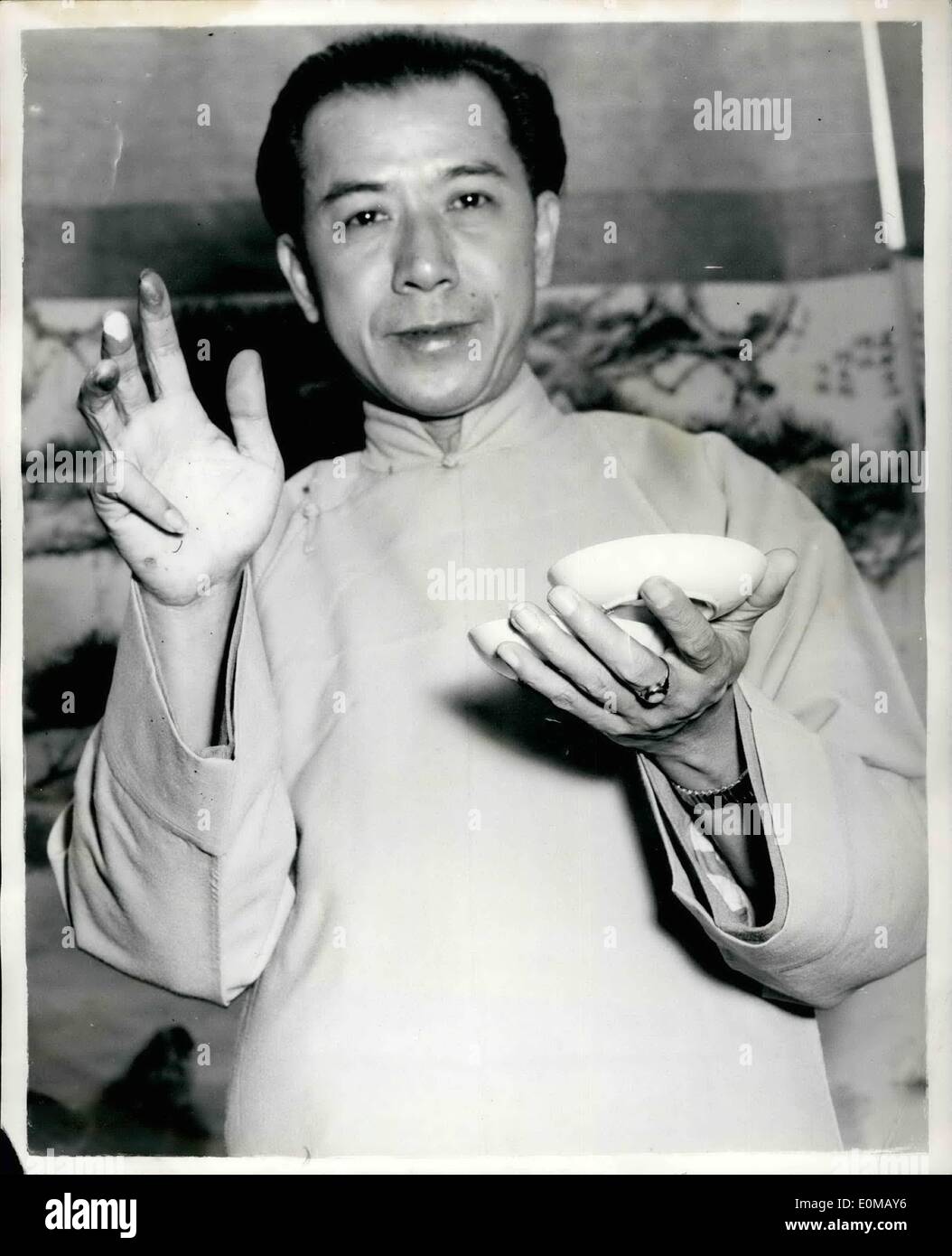7. Juli 1954 - Ausstellung des chinesischen Finger-Painting: eine Ausstellung von Tse-Hua (Chinesisch Fingermalerei) von Singapur Künstler, Wu Tsai Yen, öffnet morgen am Imperial Institute, South Kensington. Soweit bekannt ist, ist dies die erste Ausstellung und Demonstration in diesem Land, oder in der Tat, jedes westliche Land, ein sehr alter chinesischer Kunst von denen gibt es heute einige versierte Exponenten. Herr Wu ist in der Tat, wahrscheinlich der einzige Künstler der Welt, ausschließlich mit dieser Methode malt Stockfoto