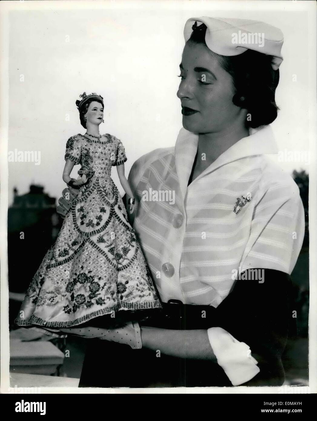 7. Juli 1954 - Puppen 07.07.54 im Wandel der Zeit Ausstellung. Eine Presse-Preview fand heute Nachmittag die Puppen durch Alter Ausstellung, einen eindeutigen Anzeigenamen von Puppen, Puppenstuben und Möbel, zugunsten der größeren London Fonds für Blinde, die morgen um 45, Park Lane eröffnet. Keystone-Fotoshows: Miss Eileen Calvert, 20, ein Modell enthält eine Puppe-Größe-Kopie der Queen Kleid ihre Krönung im heutigen Test. Die Puppe wurde von Frau Marie Matheson von Kalifornien, USA und wurde für die Ausstellung über gesendet. Stockfoto