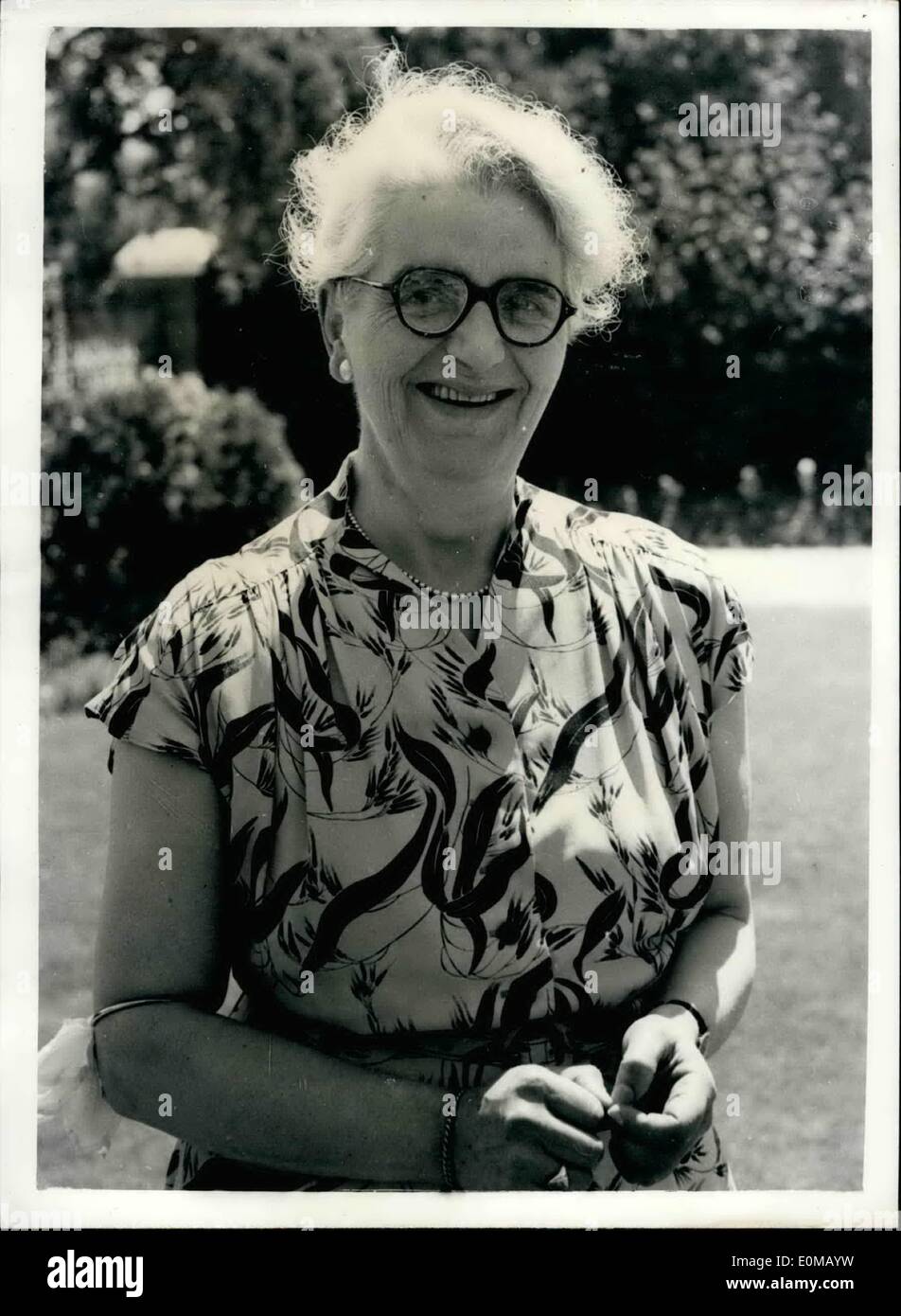 7. Juli 1954 - '' Stop - ich handle '' - Cred 'Unfall' operiert sie fast ihr '' Beinbruch ''. Miss Elizabeth 52 jährige Stenotypistin spielt die Rolle der Opfer in eine zivile Verteidigung auszuüben im Bristol gestern-spielte ihre Rolle so realistisch, dass sie aus dem Krankenhaus, geschickt wurde Somerset- und einen anderen Arzt hieß aus seiner Heimat, auf ihre '' Beinbruch '' zu betreiben. Es war nur, wenn sie weinte '' ich bin handeln -, die es war klar, dass ihr Bein nicht gebrochen wurde Stockfoto