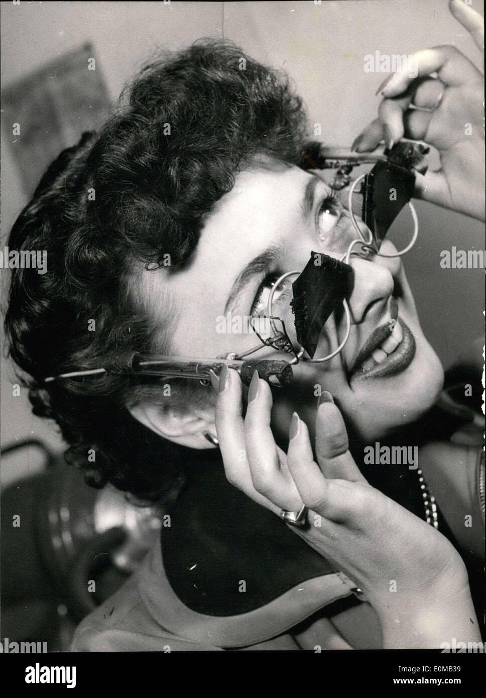 8. Mai 1954 - diese junge Frau neigte ihren Kopf in Richtung der Dim weil sie trägt einen Prototyp der '' ideal'' paar Sonnenbrillen, der in der neu eröffneten gezeigt wird '' deutsche Erfinder Ausstellung '' in Wiesbaden. Stahlkugeln, die in den Klammern befestigt auf den Satz von Glas laufen können, zeigen die Dimmen-Scheiben mit einer Neigung des Kopfes oder lassen den Blick ungehindert. Stockfoto
