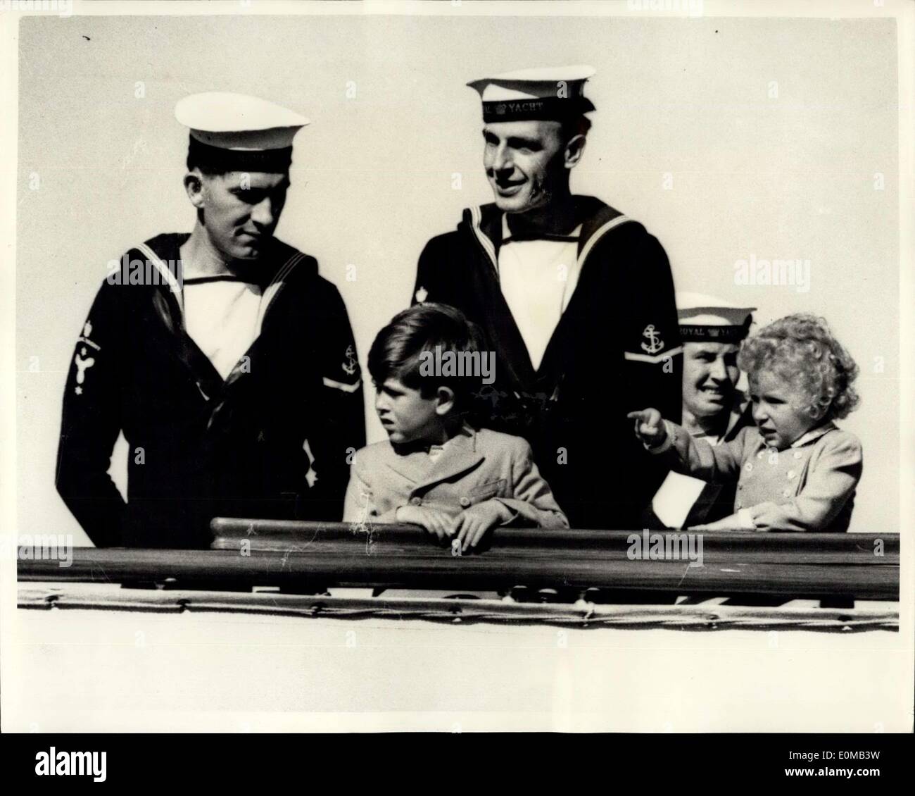 11. Mai 1954 - Königlicher Besuch in Gibralter... Kinder blicken auf... Keystone-Fotoshows: - zwei tapferen führenden Heizer stehen hinter Prinz Charles und Prinzessin Anne als letztere Punkten ein Element des Interesses von dock von der Britannia - während der königlichen Besuch in Gibraltar. Stockfoto