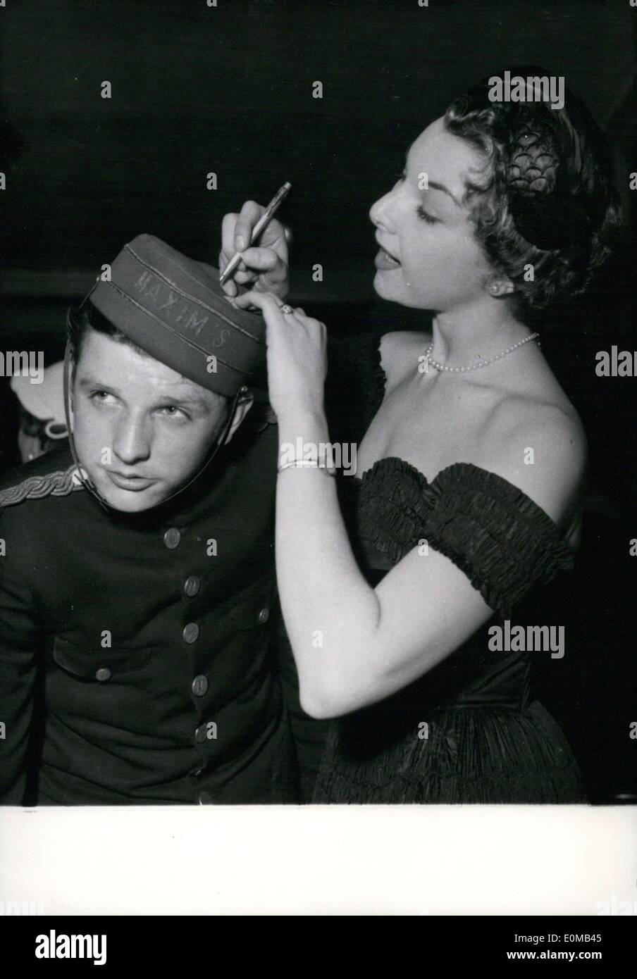 12. Mai 1954 - hier ist Colette Marchand Unterzeichnung eines jungen Mannes Hut. Sie kehrte an den Broadway und hatte einen Empfang mit ihren Freunden danach im '' Maxim's '' zur Feier ihres neuesten Films "im Auftrag des Zaren. Stockfoto