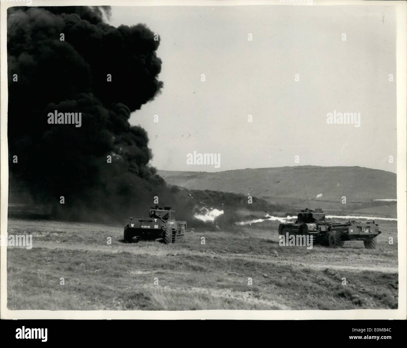 13. Mai 1954 - anzeigen 13.05.54 britische Panzer Agilität in R.A.C. Anzeige an Bovington. Militär legt aus 18 Ländern außerhalb des Eisernen Vorhangs kämpften unter den Zuschauern bei Royal Armoured Corps des Zentrums jährliche Demonstration von gepanzerten Fahrzeugen in Bovington. Foto zeigt: Rauchen Sie Woge aus dem Ziel während einer Demonstration der Flamme werfen Churchill Panzer der Lothian und Rand Pferd t.a. Stockfoto