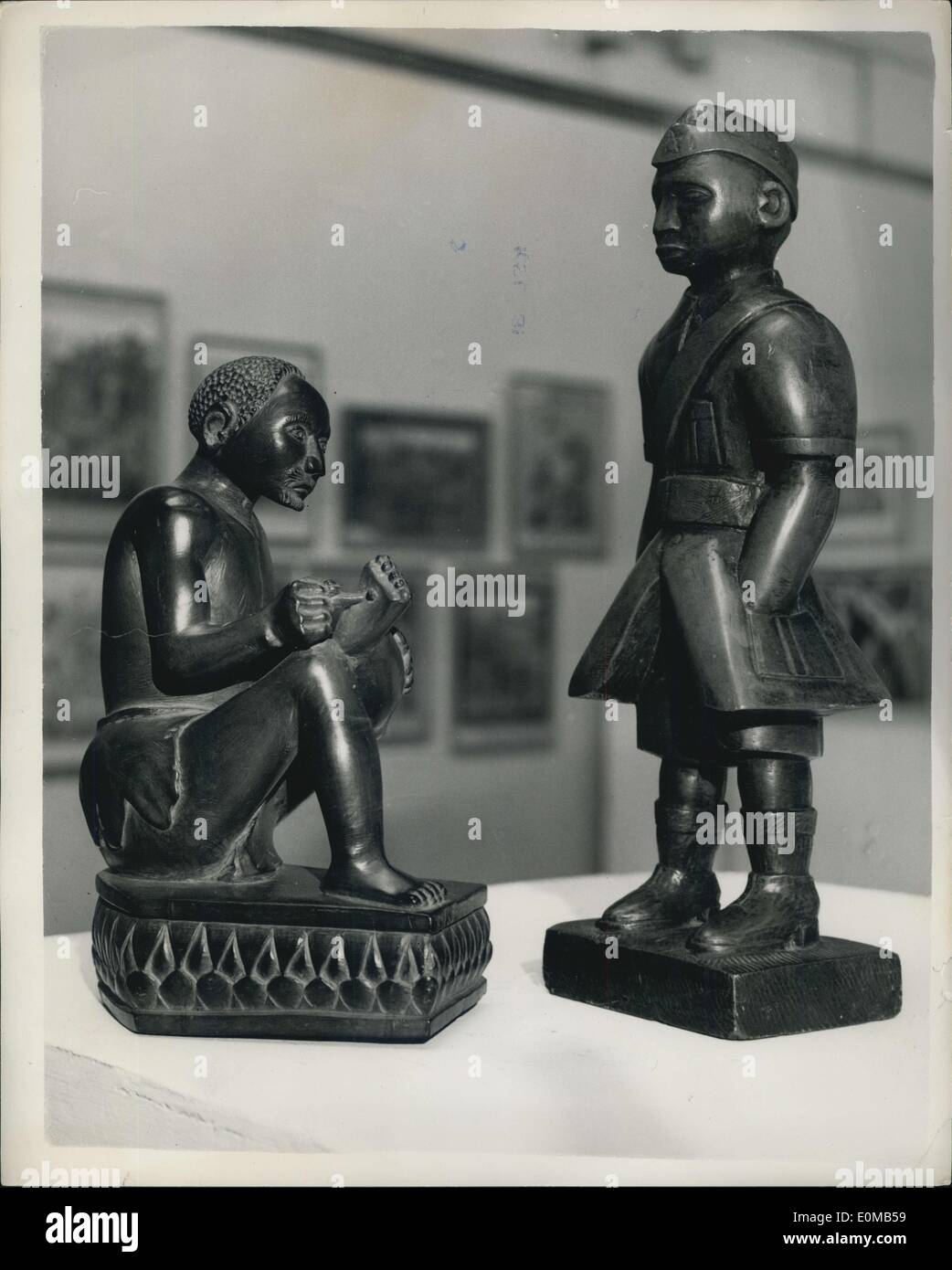 17. Mai 1954 - Ausstellung von Kunst von jungen Afrikanern: Eine Ausstellung von Cyrene Art - mehr als 1.200 Gemälde und Skulpturen junger Afrikaner - wird in den Roy Watercolor Society Galeries in London veranstaltet. Das Foto zeigt: „Die Thorne“ und „der Oldier zwei Skulpturen von einem songo – bei fast völlig verkrüppelter afrikanischer Form Belingwe. Stockfoto