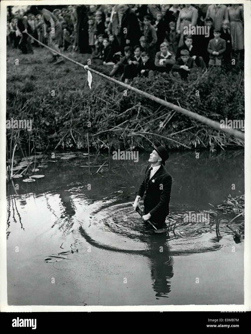 7. Juli 1954 - jährliche Oxford Shire Versus Buckingham Shire Tauziehen Schlacht über dem Fluß Thame: A Uniqus Schlepper von Wasser-Match ist jedes Jahr zwischen einer Mannschaft aus Oxford Shire und ein Team von Buckingham Shire über den Fluß Thame 1953 Wanderpokal von Tiseington Oxford Shire gewann, Ickford, Buckingham Shire schlagen, halten beide Teams immer sehr nass dabei. Foto steht zeigt in der Mitte des Flusses, dass der Schiedsrichter Herr Michael trat er selbst sehr nass geworden. Stockfoto