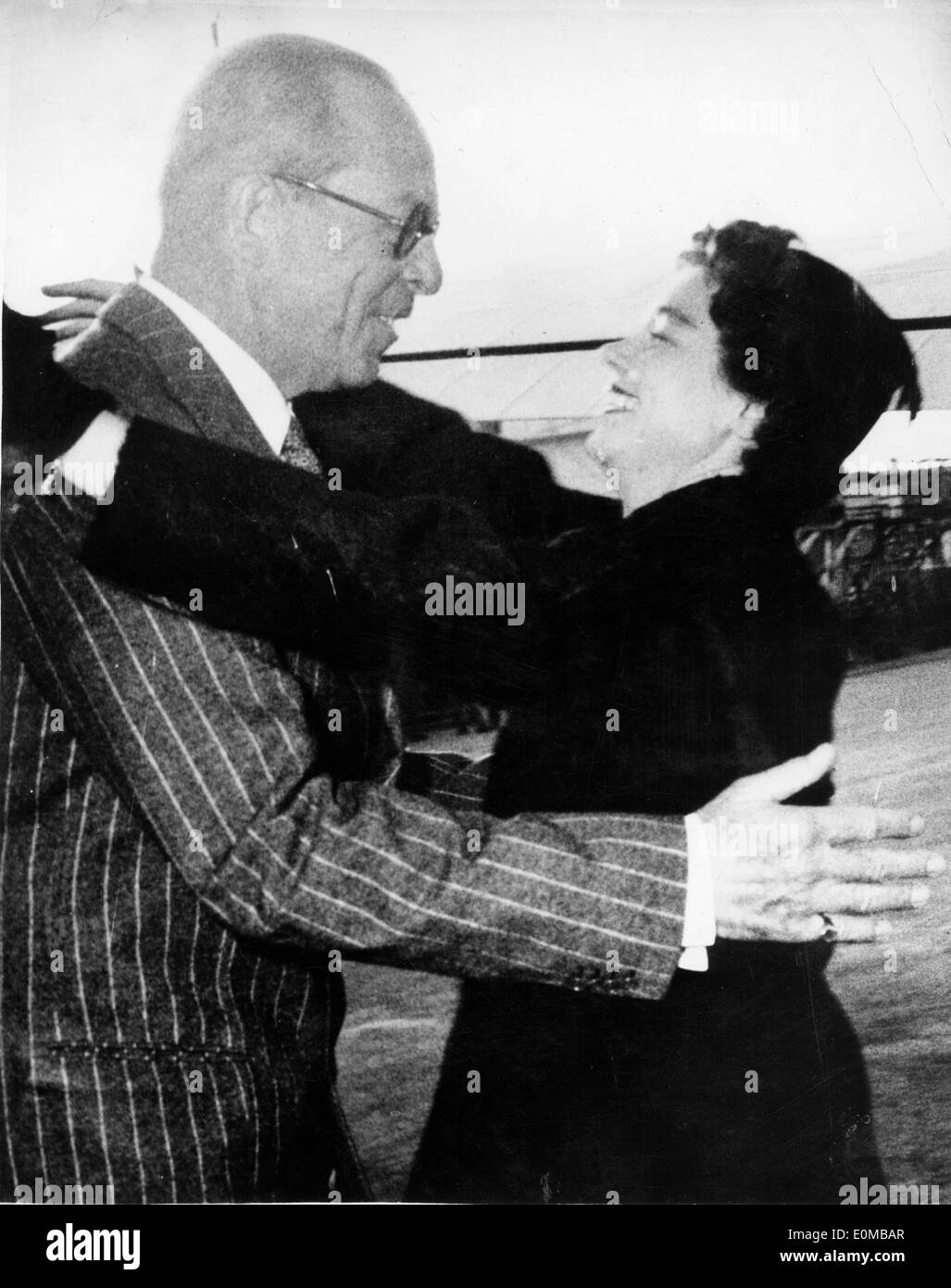 König Paul von Griechenland umarmt seine Frau Königin Frederica Stockfoto