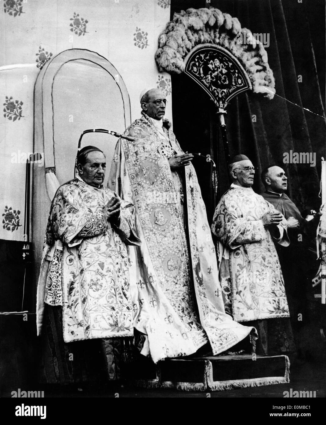 31. Mai 1954; Rom, Italien; Papst PIUS X. auf die Dias in dem Petersplatz gesehen während der Heiligsprechung Zeremonie, wo er war Stockfoto
