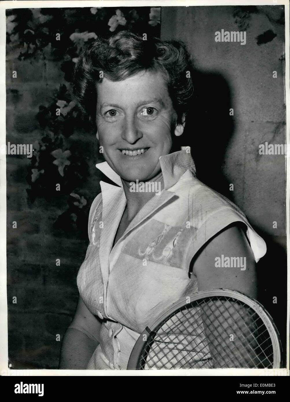 6. Juni 1954 - zeigen Tennis-Stars neue Wimbledon Outfits. Frau Harry Hopman mit '' Kangaroo'' getrimmt Stil. Foto zeigt Frau Harry Hopman australische Tennis-Star - trägt ein Lancashire Baumwolle Pique mit satin Kängurus - während der Anzeige heute Morgen neu gestalteten Wimbledon-Outfits - bei der Londoner Salon von Teddy Tinling appliziert. Stockfoto