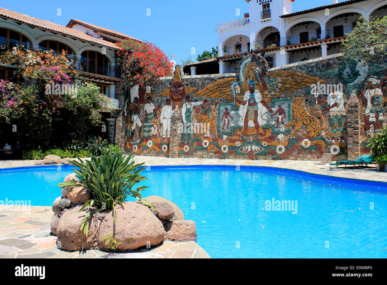 Der Pool und die historischen Wandgemälde im Posada La Misión in Taxco, Guerrero, Mexiko Stockfoto