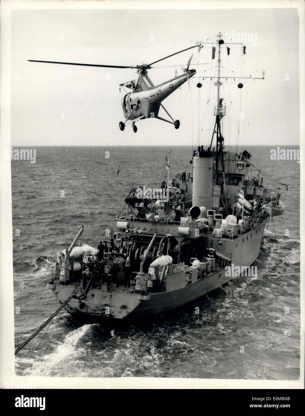 22. Juli 1954 - The Navy fliegende Postbote Hubschrauber liefert Mail Schiffe In Nato ausüben: A Fleet Air Arm Hubschrauber ist Zustellung an Offiziere und Männer der Royal Navy-Schiffe, die Teilnahme an der Nato Übung '' schleppen '' im Bereich Channel. Zweimal täglich das Flugzeug hebt ab und schwebt über die Schiffe am Masthöhe, die Taschen zu senken. Foto zeigt An A. 51 Hubschrauber, pilotiert von Lt-com Murray Hayes von 705 Geschwader mit Aircrewoman Turner, die Mail an eine Teilnahme an der Übung '' Haul'' im Kanal Minesweeper senkt. Stockfoto