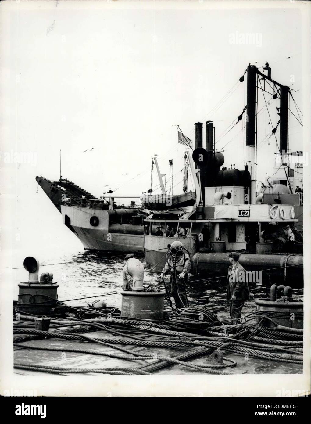 4. August 1954 - Admiralität retten Arbeit der Organisation über die Aufhebung der französischen Zerstörer in der Clde: die Admiralität Bergung Organisation arbeiten jetzt an was ist wahrscheinlich ihre größte Hebevorgang haben sie jemals in Angriff genommen. Es ist auf den französischen Zerstörer '' Maille Breze'', das in den Clyde 1940 wegen der Explosion der eigenen Torpedos gesunken war. Der Lift ist einer von etwa 3.500 Tonnen und Wesen erfolgt durch zwei 1.200 Tonnen und zwei 750 Tonnen Adm Iralty anhebenden Handwerk mit dreißig sechs neun Zoll Taue unter dem Rumpf des Schiffes... Jeder Drache ist 330 Fuß in der Länge Stockfoto