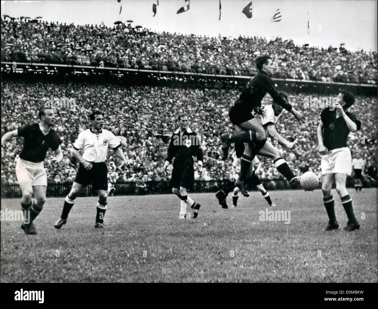 6. Juni 1954 - große Überraschung in der Weltmeisterschaft des Fußballs in  der Schweiz: in Bern Deutschland wurde Weltmeister durch einen  sensationellen Sieg über Ungarn mit 3:2 Toren. Die deutschen vorwärts Rahn