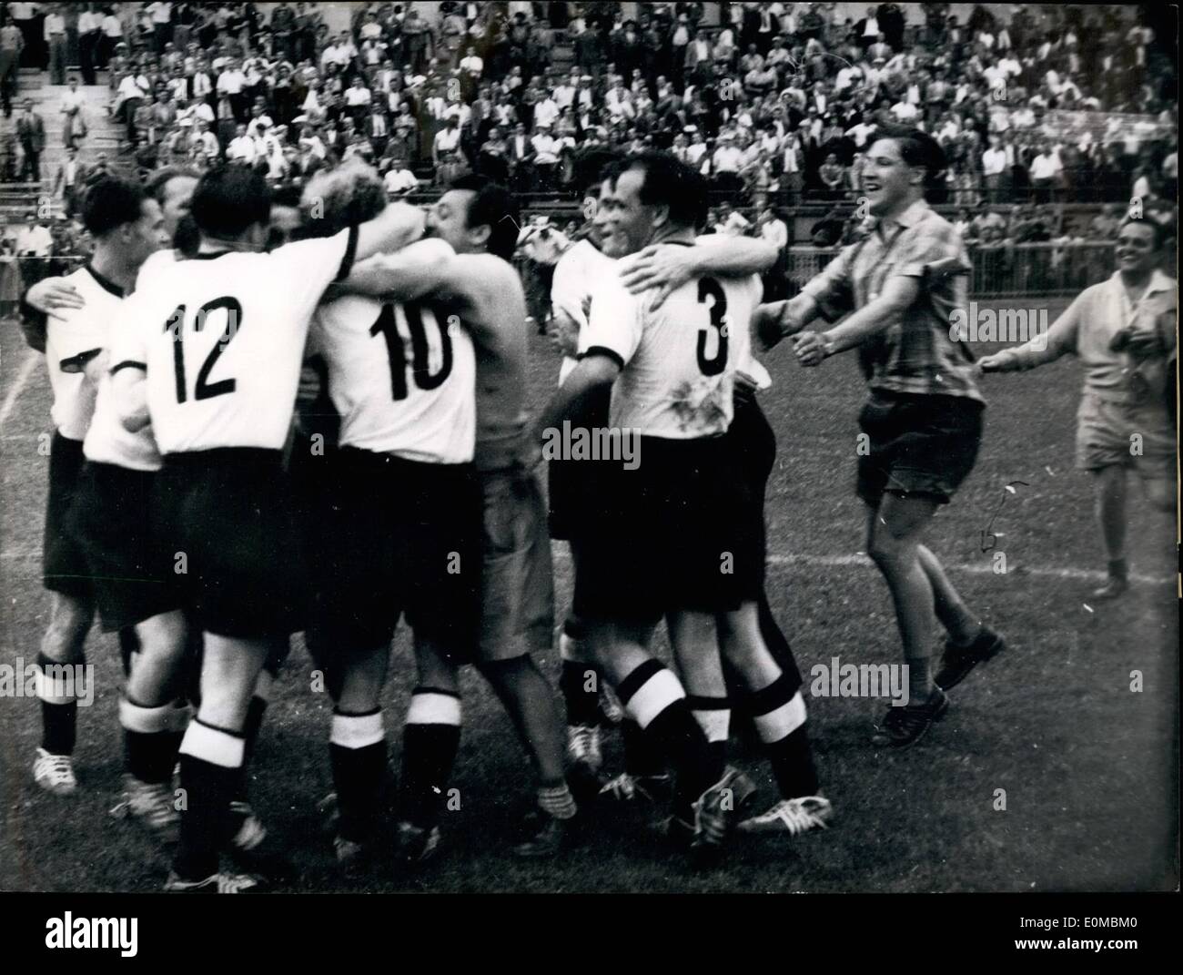 6. Juni 1954 - WM in der Schweiz. Deutschland - Jugoslawien 2:0. Jubel bei  den deutschen Spielern wie dem Schlusspfiff ist Stockfotografie - Alamy