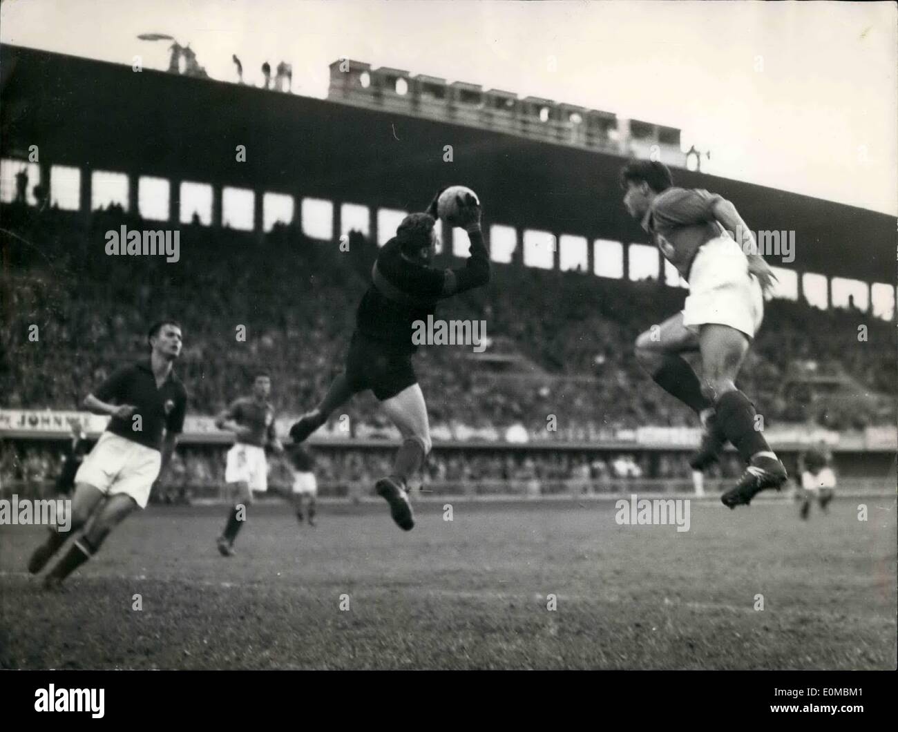 6. Juni 1954 - World Cup: Jugoslawien schlägt Frankreich von 1 bis 0.: von links nach rechts: Bobek Yougoslavia, Remetter französischen Ziel Stockfoto