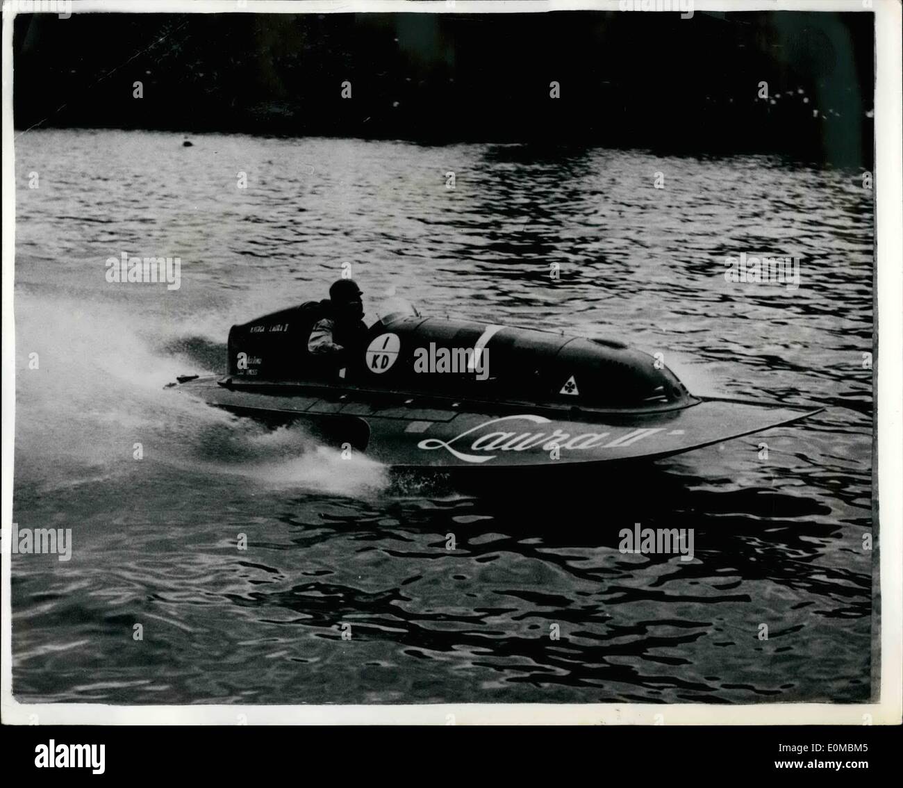 6. Juni 1954 - internationale Motor Regatten in Turin. Der High Power Bastelaktion: Einige der berühmtesten Motorboot '' Asse '' - nahmen Teil an den internationalen Rennen auf dem Fluss Po - in Turin, vor kurzem. Foto zeigt Mario Verga mit Geschwindigkeit - wenn er das Event für hohe angetriebene Handwerk gewann - bei den Rennen der Fluss Po in Turin. Stockfoto