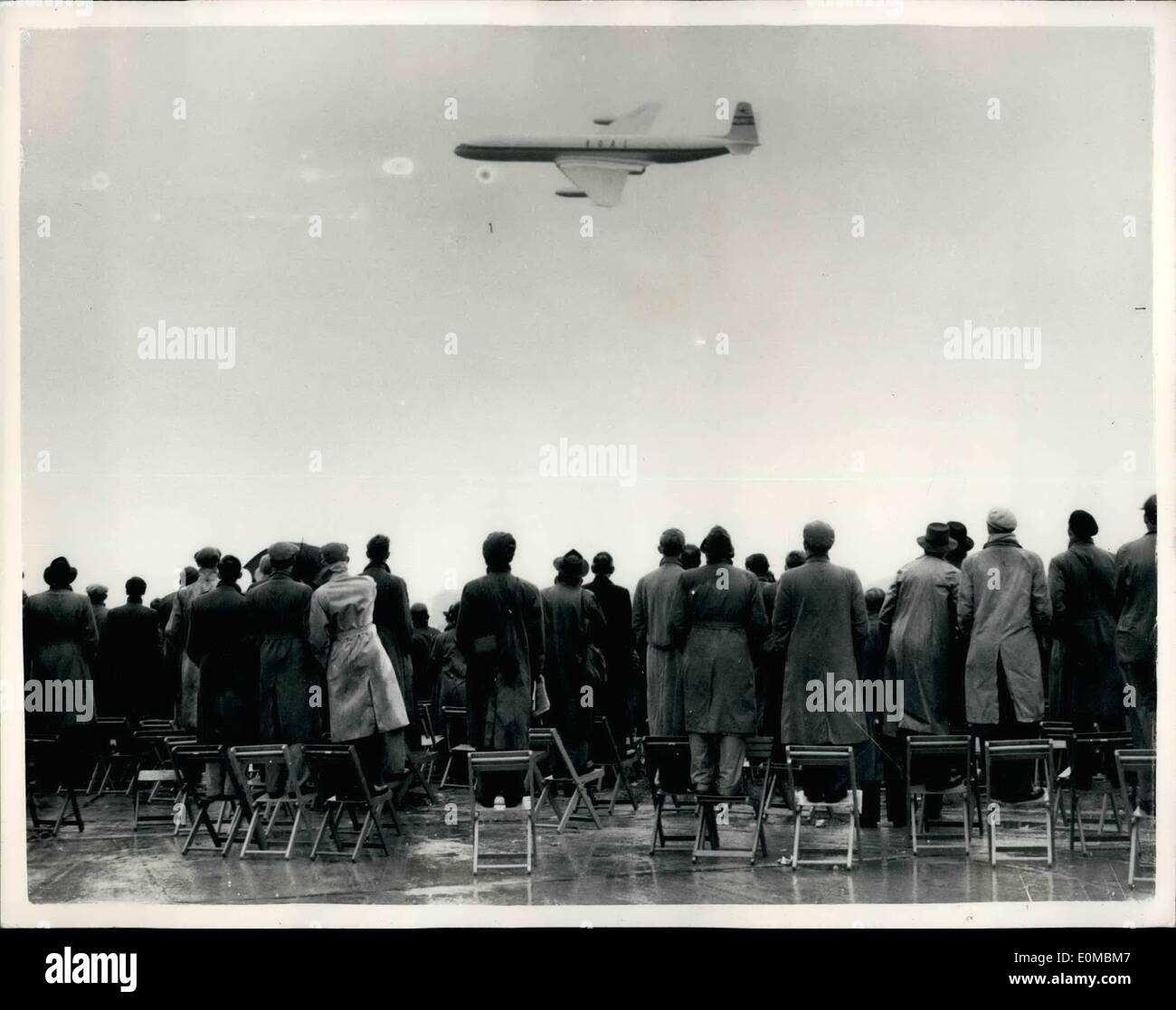 6. Juni 1954 - FARNDOROUGH AIR DISPLAY heute Vorschau Foto zeigt:-Stühle dienten als Tribünen von den Zuschauern, als Stockfoto