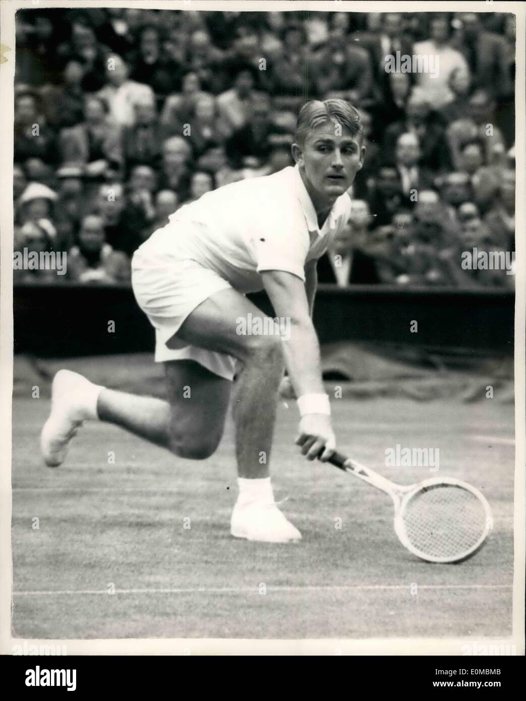 6. Juni 1954 - Wimbledon - zweite Woche. Hoad geschlagen von Drobny.: Phot zeigt Lew Hoad Australiens im Spiel während seines Spiels mit Stockfoto