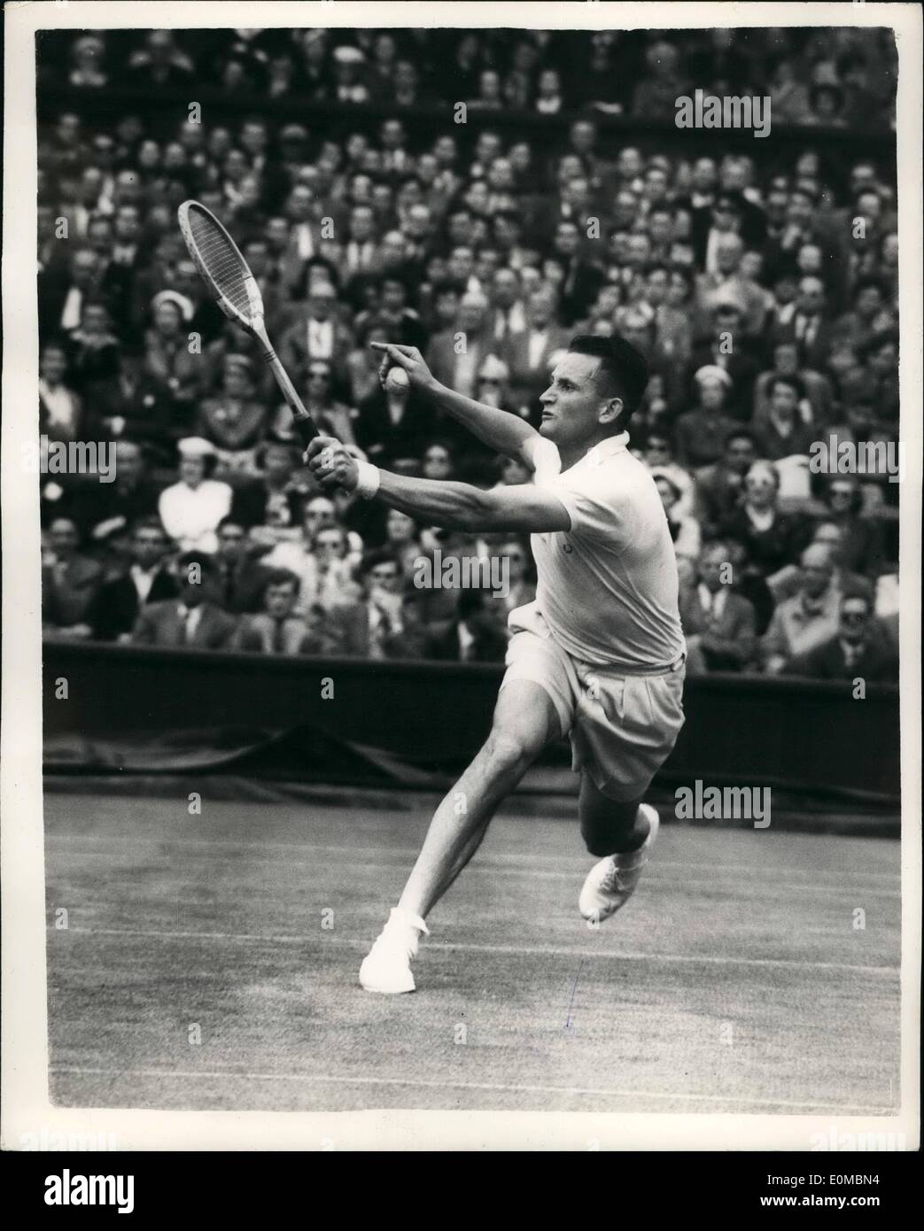 6. Juni 1954 - Wimbledon - erster Tag. Segal (Südafrika) V. Rosewall (Australien). Foto zeigt A. Segal (Südafrika) im Spiel gegen K.R Rosewall (Australien), während heute ihr Match in Wimbledon. Rosewall war der Gewinner. Stockfoto