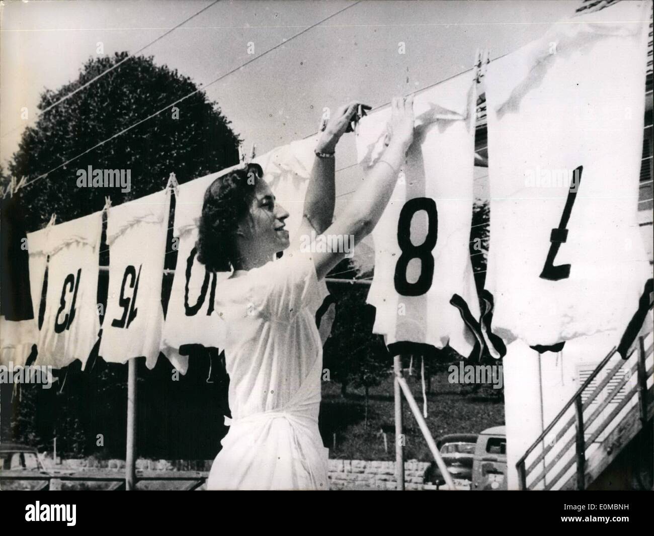 6. Juni 1954 - mit frisch gewaschenen Hemden... die deutsche Nationalmannschaft startet das Spiel im Viertelfinale der Fußball-Meisterschaft in der Schweiz gegen Jugoslawien. Sie hoffen, haben auch den gleichen Erfolg wie in den Spielen gegen die Türkei. Mit viel Mühe gewaschen Liselotte Meier den Trikots der deutschen Mannschaft. Stockfoto