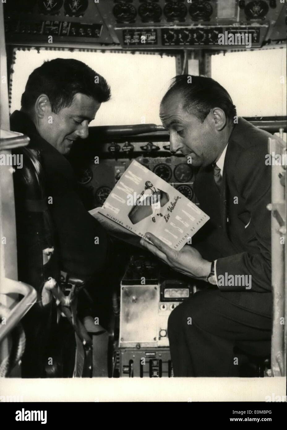 6. Juni 1954 - die '' Vogelmann '' im Zusammenhang von Vogelmann Autor Autogramme Buch in Pilotenkabine: Leo Valentin (rechts), der berühmte '' Vogelmann '' Autogramme sein Buch über sein Leben und unter dem Titel "The Bird Man'' empfangbaren pilot Seitenstreifen während das Flugzeug fliegen in einer Höhe von 9.000 ft war. An Bord des Flugzeugs anlässlich der Veröffentlichung von Valentin Buch war eine Mittagessen serviert. Stockfoto