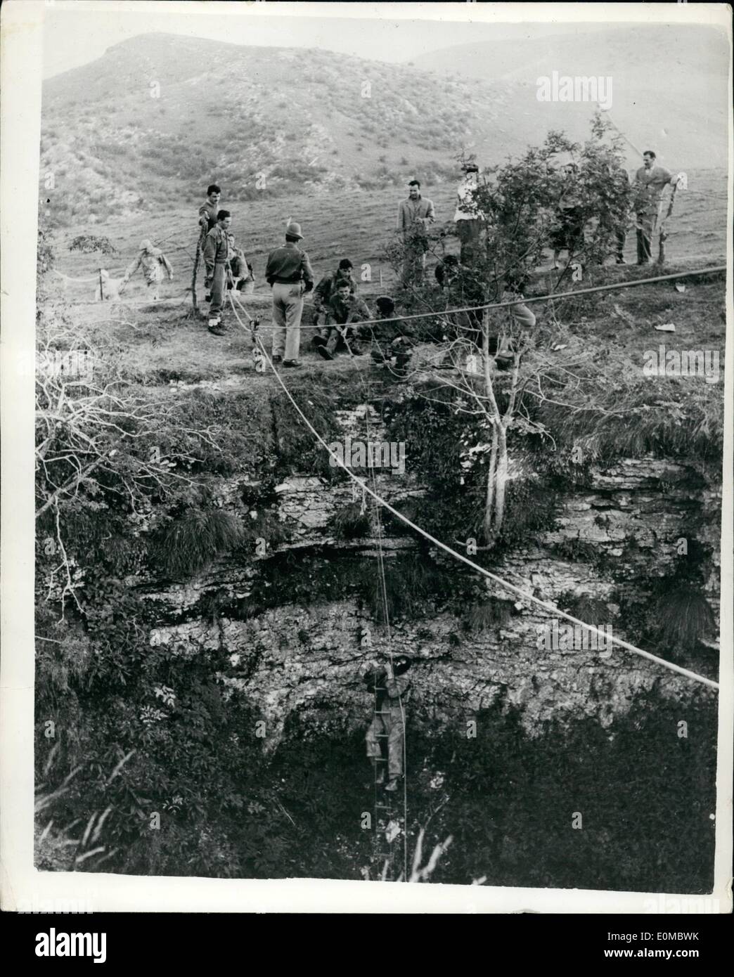 8. August 1954 - italienischen Team steigt Abgrund der Preta: Ein Team von Höhlenforscher und Wissenschaftler machte seine ersten großen Abfahrt am Donnerstag in den Abgrund Preta, soll der weltweit tiefsten, in den Bergen von Lessinia, 20 Meilen nördlich von Verona. Unter der Leitung von Walter Mucci, der Gesellschaft der Naturwissenschaft von Triest, hofft die Gruppe zu den 2.159 Fuß Rekord Abstieg einer französischen Expedition nahe der französisch-spanischen Grenze zu schlagen, die behauptet, das Leben von Marcel Loubens Stockfoto