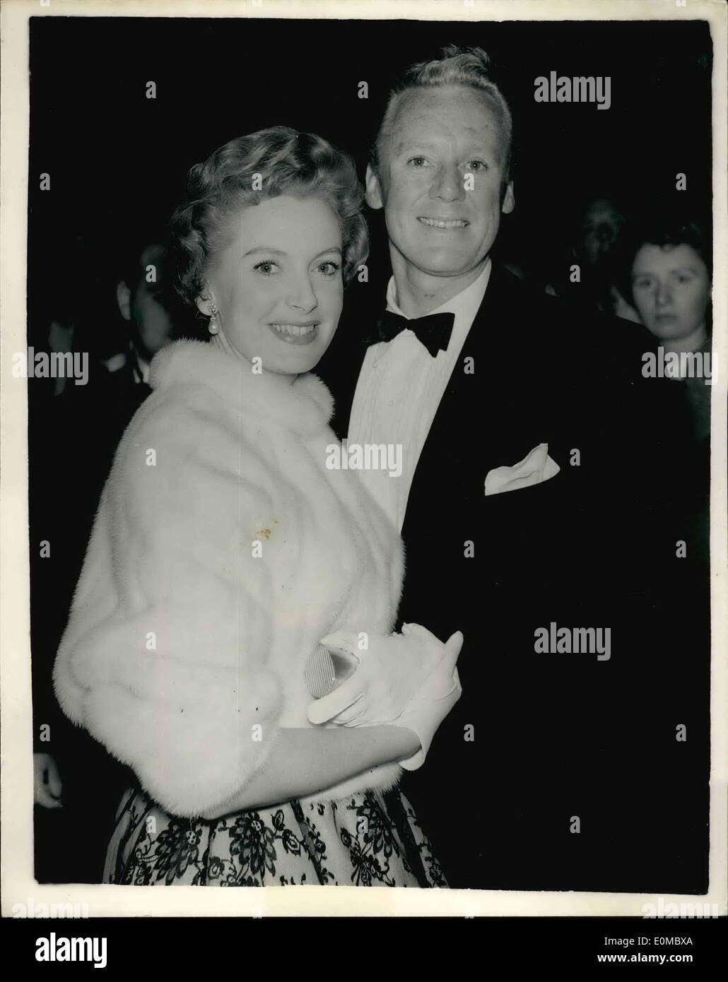 8. August 1954 - bei Premiere; Foto zeigt Deborah Kerr und Van Johnson, gesehen, Ankunft am Odeon Leicester Square, für gestern Abend Premiere von '' The Caine Mutiny " Stockfoto