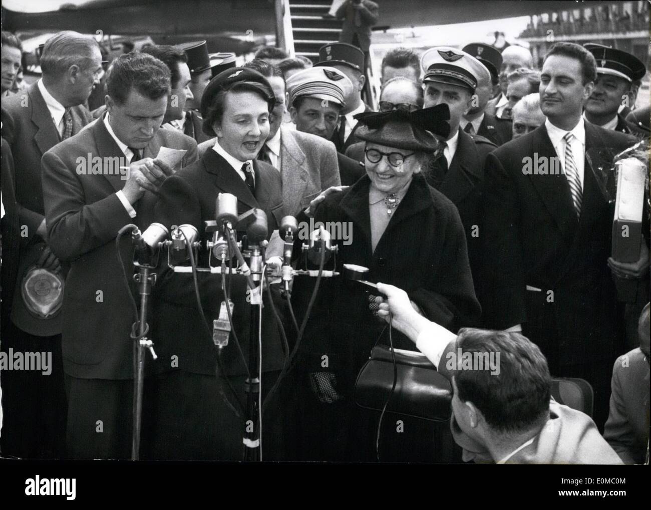 6. Juni 1954 - Genevieve De Galard zurück in PAris: Genevieve De Galard, die mutigen französischen Krankenschwester, die mit den Verwundeten waren Stockfoto