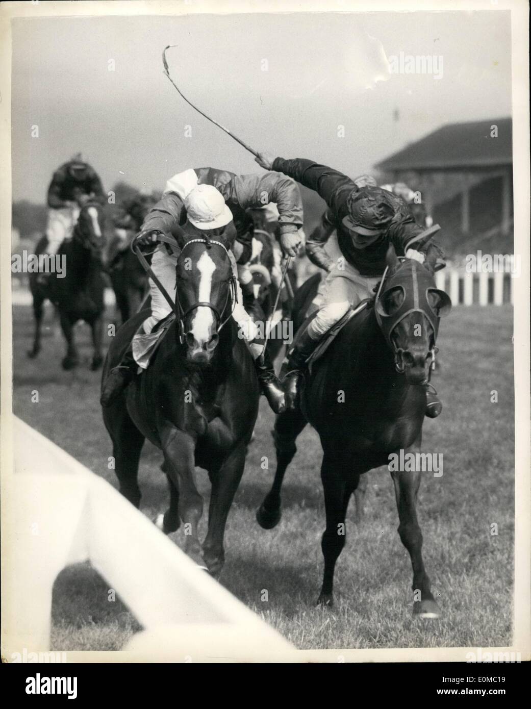 6. Juni 1954 - zweiter Tag des Royal Ascot. Hoto zeigt: - '' Ritterlichkeit '' Essen Royal Hunt Cup in Ascot - geritten von (D Stockfoto