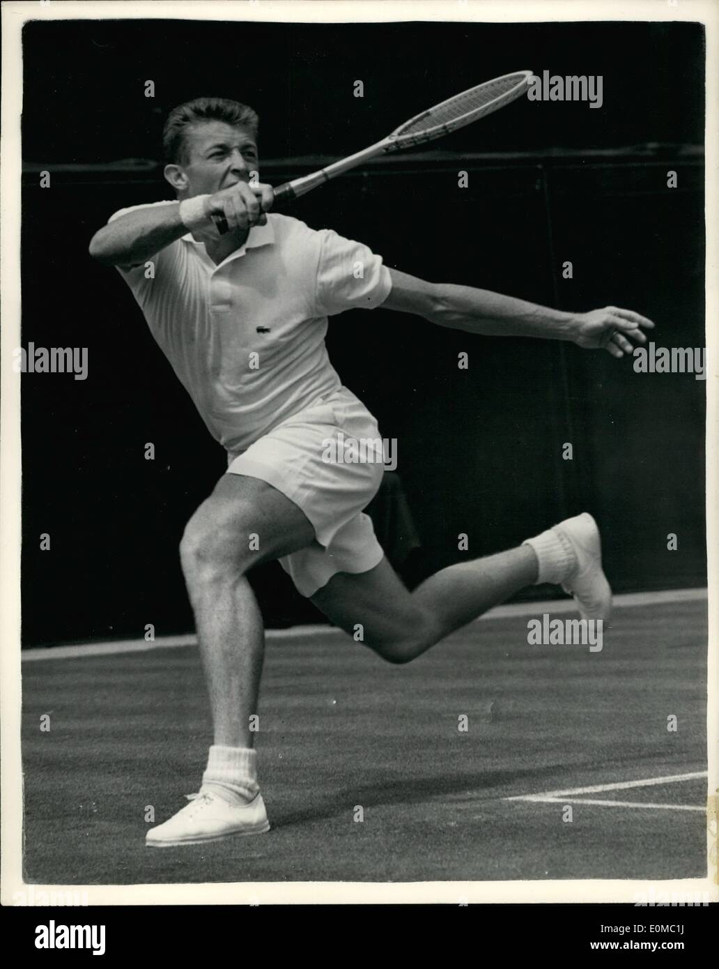 6. Juni 1954 - Wimbledon. Trabert V Wilson.  Foto zeigt: - T. Trabert U.S.A., im Kampf gegen große Br r.k. Wilson Stockfoto