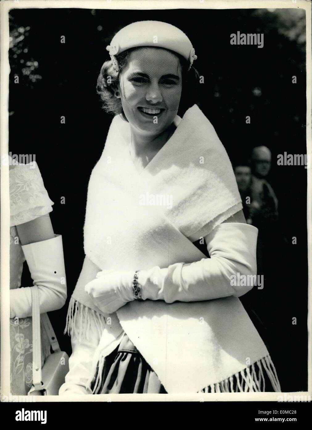 6. Juni 1954 - Royal Ascot-zweiter Tag. Besucher aus Australien. Foto zeigt Miss Julianne M. McClure, der kommt aus Adelaide, Australien trägt eine große weiße Stola über ein rotes Kleid und mit einem weißen Hass wenn sie heute für den zweiten Tag des Treffens Royal Ascot angekommen. Stockfoto