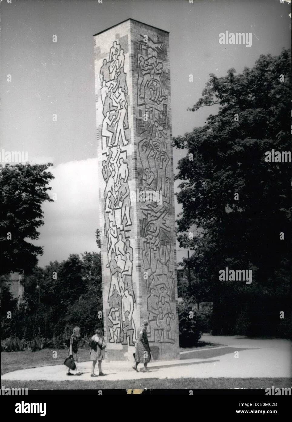 6. Juni 1954 - ein Denkmal für den Wiederaufbau des Berliner: wurde aufgebaut auf dem Courbiere-Platz in Berlin - Wedding. Die Figuren von Sulptor Schulze-Seelof zeigen die Zerstörung und das Chaos und auch den Kampf für den Wiederaufbau und Freiheit. Stockfoto