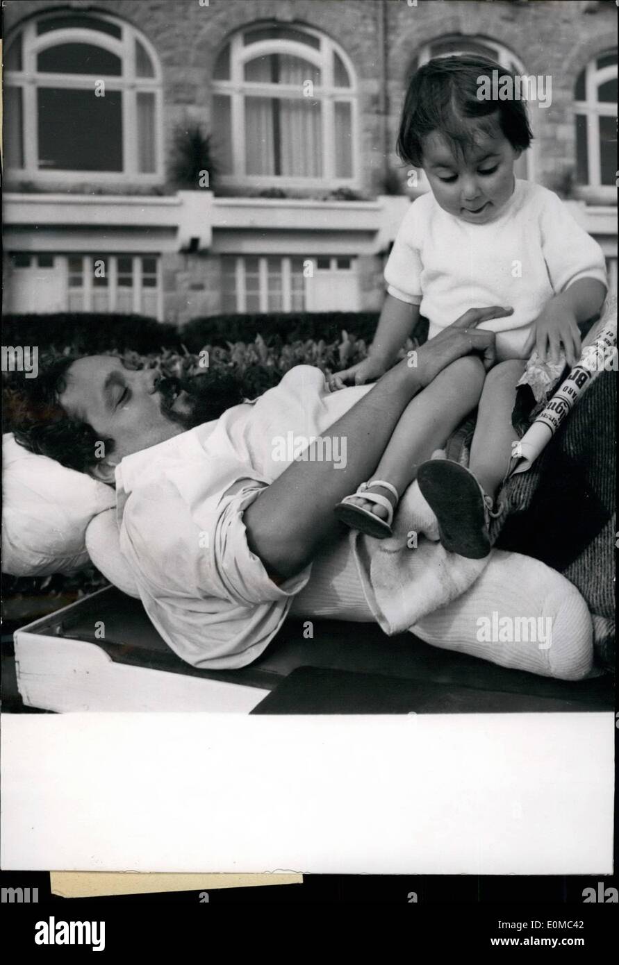 8. August 1954 - 'Schiffbruch' DOCTOR BOMBERD RECVERS von Wirbelsäulen OPERATION DR. ALAIN BONBARD, das berühmte Schiffswrack "NAVIGATOR spielt mit seiner drei - jährigen Tochter IN der Garten-PK der Klinik in TRENBEURDEN, wo er RECOVERRIN von einer WIRBELSÄULENOPERATION ist. DR. BOMBARDIERT, IT UND LÄUFER WERDEN RELESHERED, UNTERNAHM EINE EINSAME REISE NACH WESTEN INNEN AN BORD SEINER SCHALUPPE MIT VERPFLICHTETE SICH, NUR SOLCHE LEBENSMITTEL WIE WÜRDE PREMIT, UNFREUNDLICH, EIN SHPIWRECKED SAGTE. Stockfoto