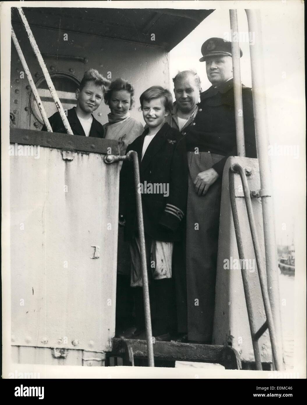 8. August 1954 - Tug-o-War für lodernde Schiff.: heute früh, die 2.055 norwegischen Dampfer Mildrid war wütend aus Harlish blazing - mehr als 20 Stunden nachdem sie Feuer gefangen und nach ein ganztägiges '' Tug-o-War'' durch britische und französische Schiffe, die um ihr als einen Preis in Anspruch zu nehmen. Der Kampf um Bergung begann die Mildrid fast so schnell wie die 29 Besatzung und die Passagiere ihre sieben Meilen gestern verlassen hatte, behauptete sie waren die ersten, sie an Bord und nehmen sie im Schlepptau französische Fischer aus 271-Tonne Broton Trawler, Gai Floreal Stockfoto