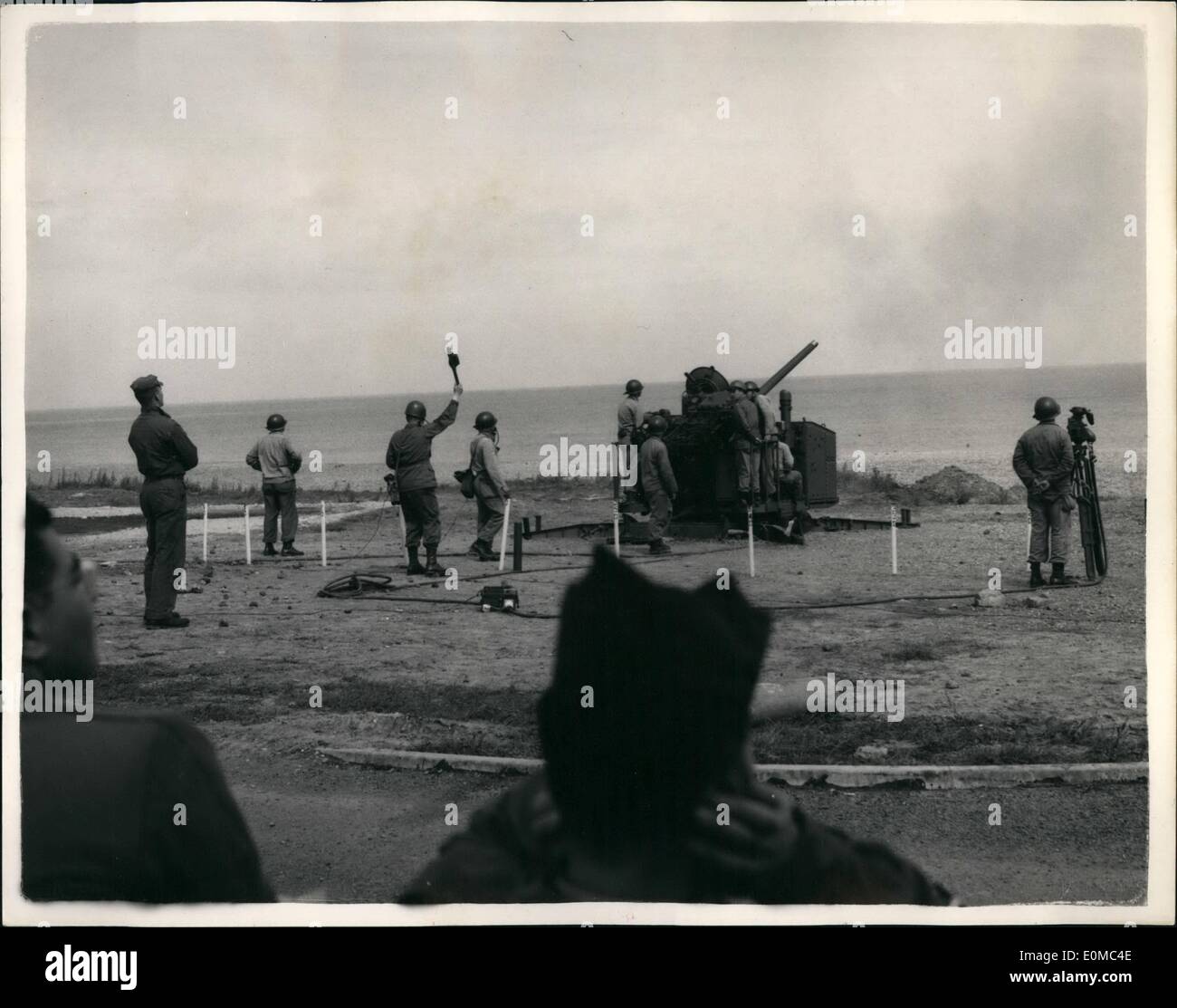 8. August 1954 - Demonstration des U, S, Armee neue 75 Mn Skysweeper Flak: The United States Army neue Skysweeper, eine großkalibrige automatischen Anti-Aircraft Artillerie Waffe war Radio gesteuert und abgeschleppt beschossen Ziele vor hochrangigen britischen Armee Funktionäre und Mitglieder der Presse, bei Weybourne, Norfolk, heute. Die neue Waffe die finden und verfolgen sich nähernden Flugzeug so weit wie 15 Meilen kann brennen auf und besiegte Luftziele so weit entfernt wie vier Meilen Stockfoto