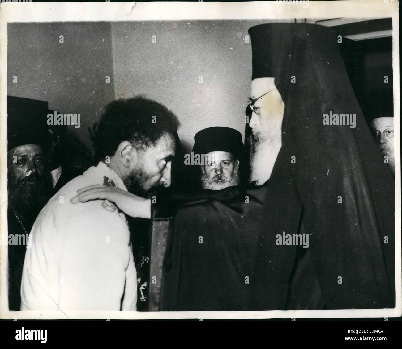 8. August 1954 - Haile Selassie in Athen. Foto zeigt, dass Haile Selassie, Kaiser von Äthiopien, den Segen von Erzbischof erhält Stockfoto